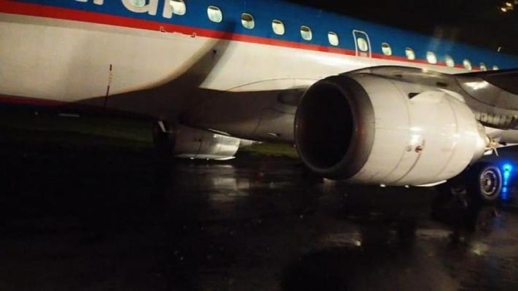 El avión quedó varado varias horas alterando el normal funcionamiento del aeropuerto.