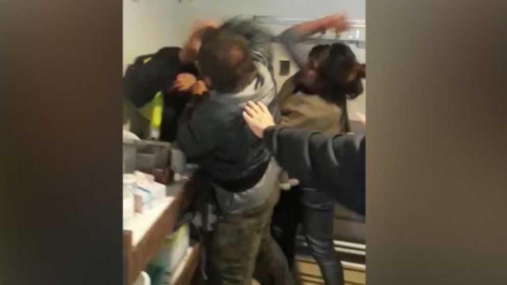 La pareja atacó violentamente a un hombre en el Hospital Fernández.