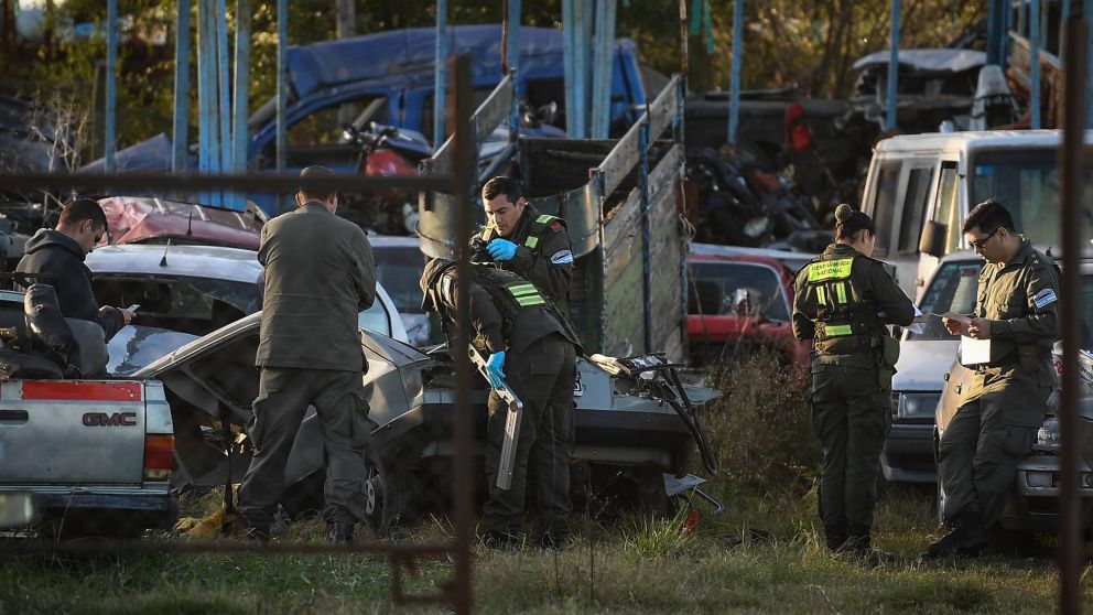 Gendarmería lleva a cabo las pericias sobre el auto accidentado (Télam).