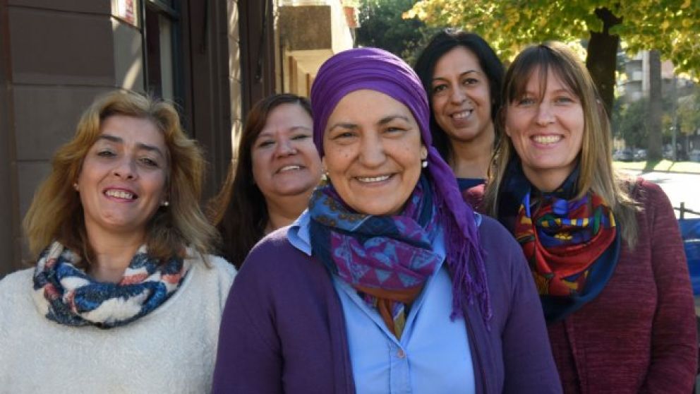 Laura Chamarez, junto a sus compañeras de trabajo en una escuela de Rosario.