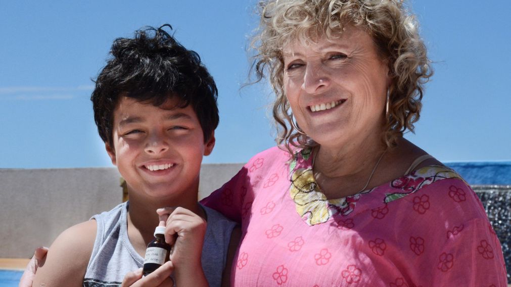 María Eugenia Sar junto a su nieto joaquín (Télam).
