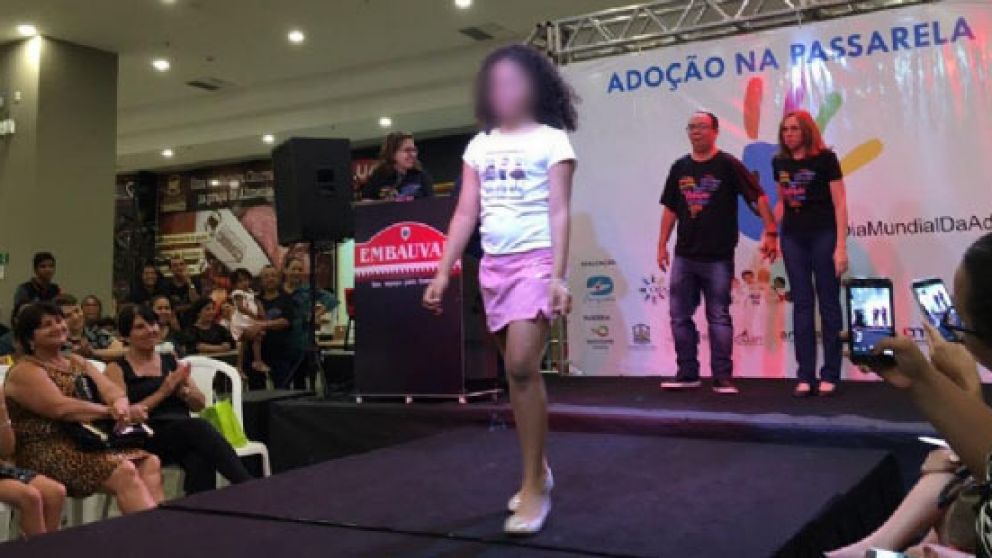 El desfile despertó todo tipo de críticas y hasta fue comparado con la compra de esclavos.