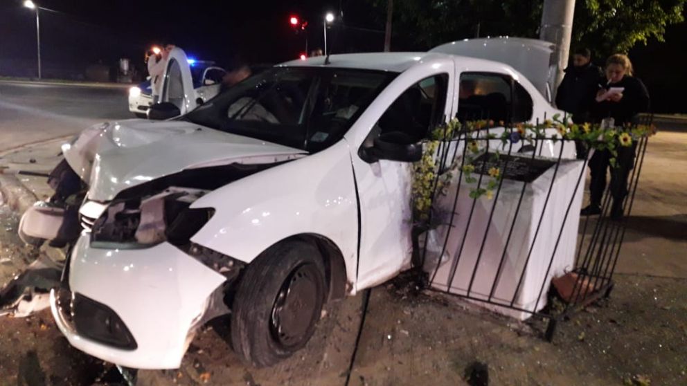 Así, destrozado, terminó el automóvil sustraido por los malvivientes.