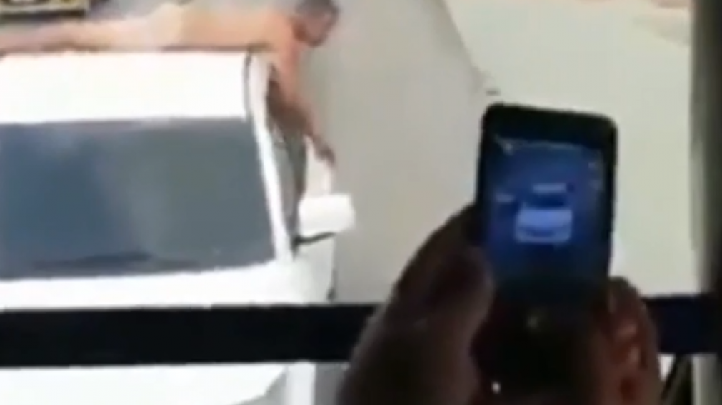 La conductora paseó por las calles más concurridas de esa ciudad.