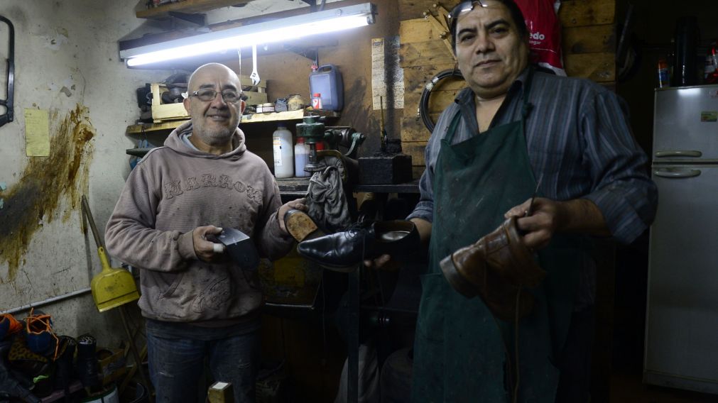 Los zapateros confesaron que aumentaron los arreglos porque nadie puede comprar calzado nuevo. 