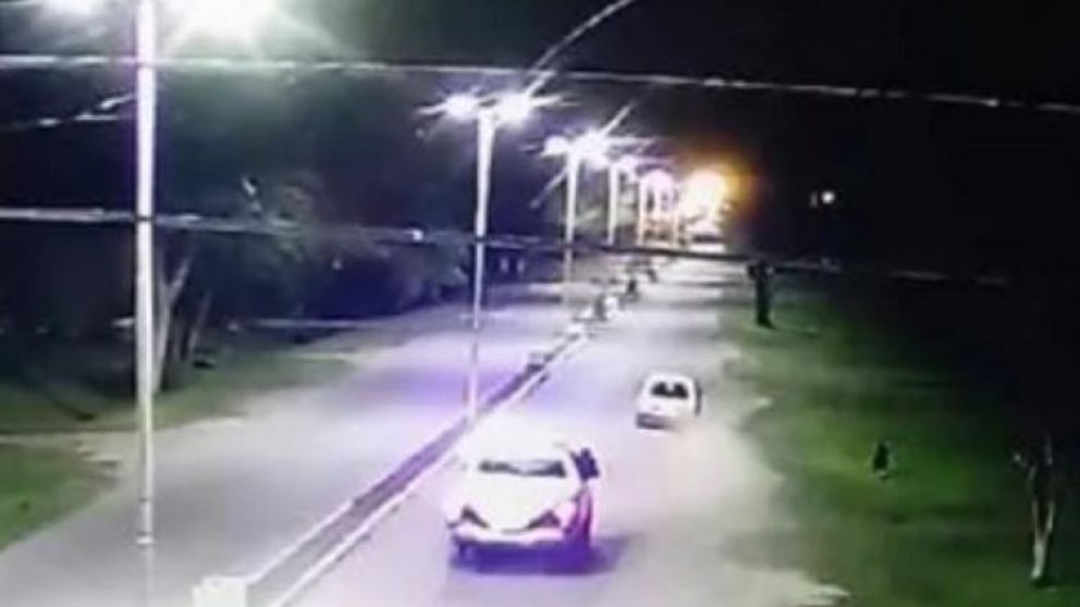 Se ve a un policía medio cuerpo afuera del auto siguiendo al Fiat.