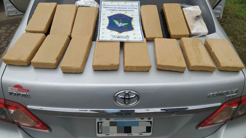 Además de la droga incautaron una pistola 9 mm, una camioneta Amarok y un Toyota Corolla.