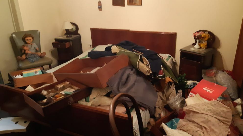 El grupo delictivo revolvió la casa para buscar objetos de valor.