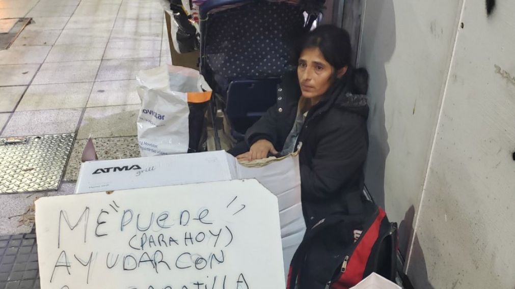 Estela pide ayuda todos los días en Bulnes y Santa Fe.