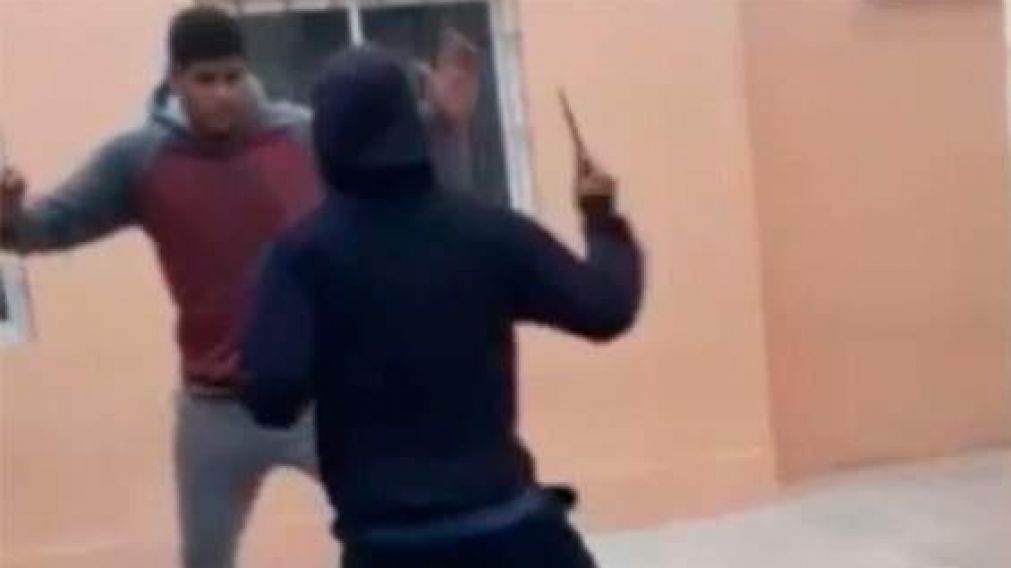 El momento en que un alumno intentó agredir a otro.
