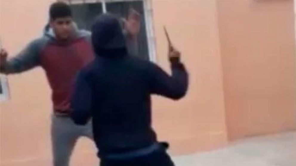 El momento en que un alumno intentó agredir a otro.