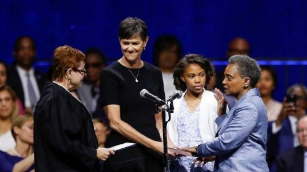 Lightfoot jura como alcalde, acompa�ada por su esposa y su hija.
