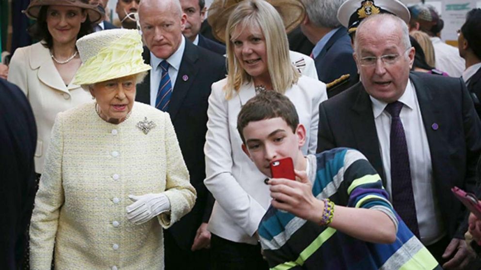 Con 88 años, la Reina no le escapa a las selfies mientras busca a su "Chacal".
