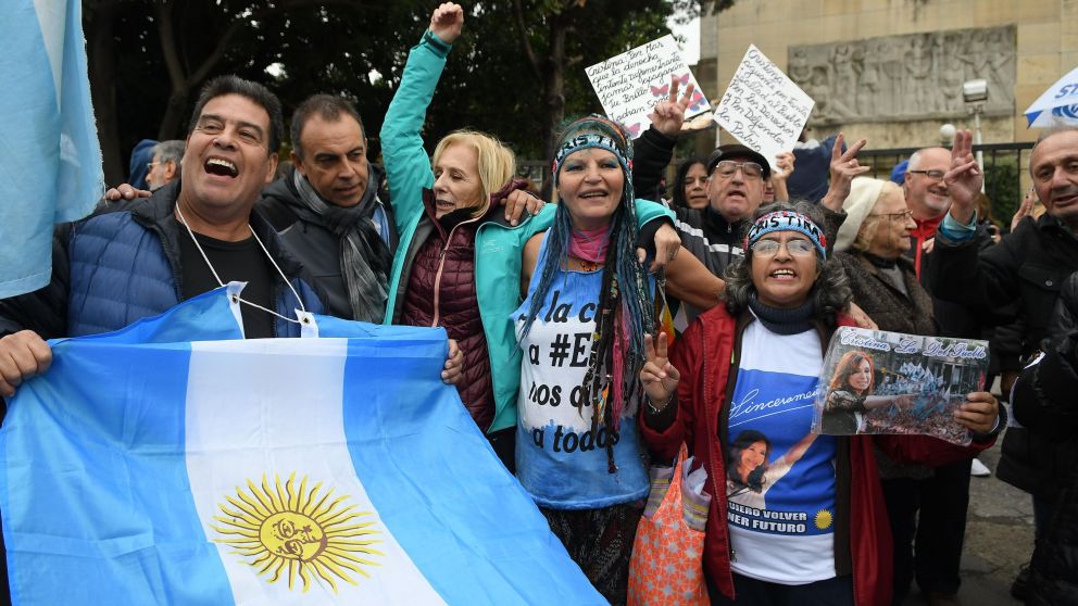 Los seguidores, haciéndole el aguante a Cristina (Hernán Nersesian/Crónica)