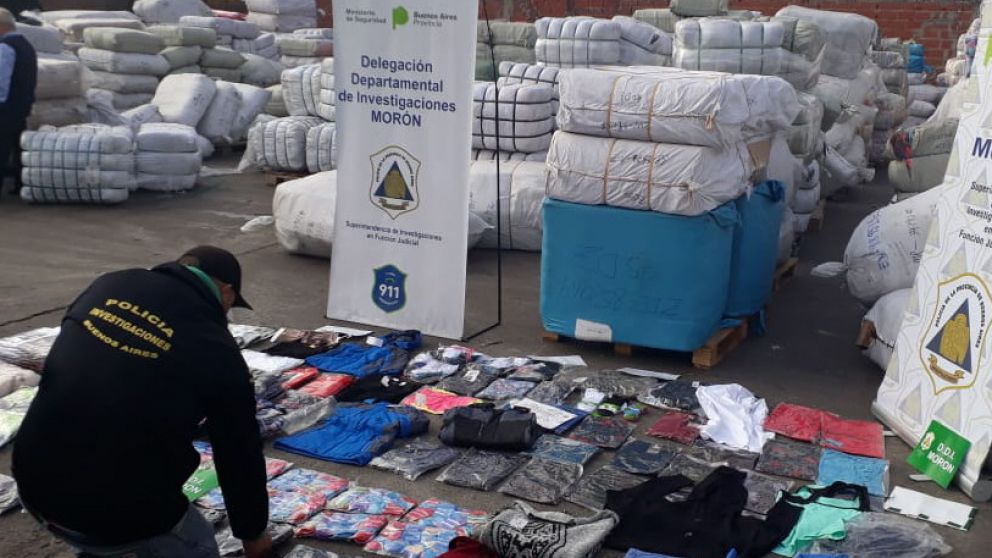 Algunos de los objetos que fueron incautados por los investigadores.