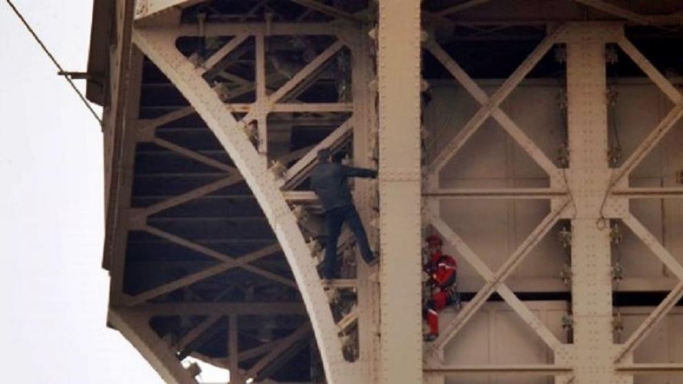 Así comenzaban a rodear al escalador en Paris.