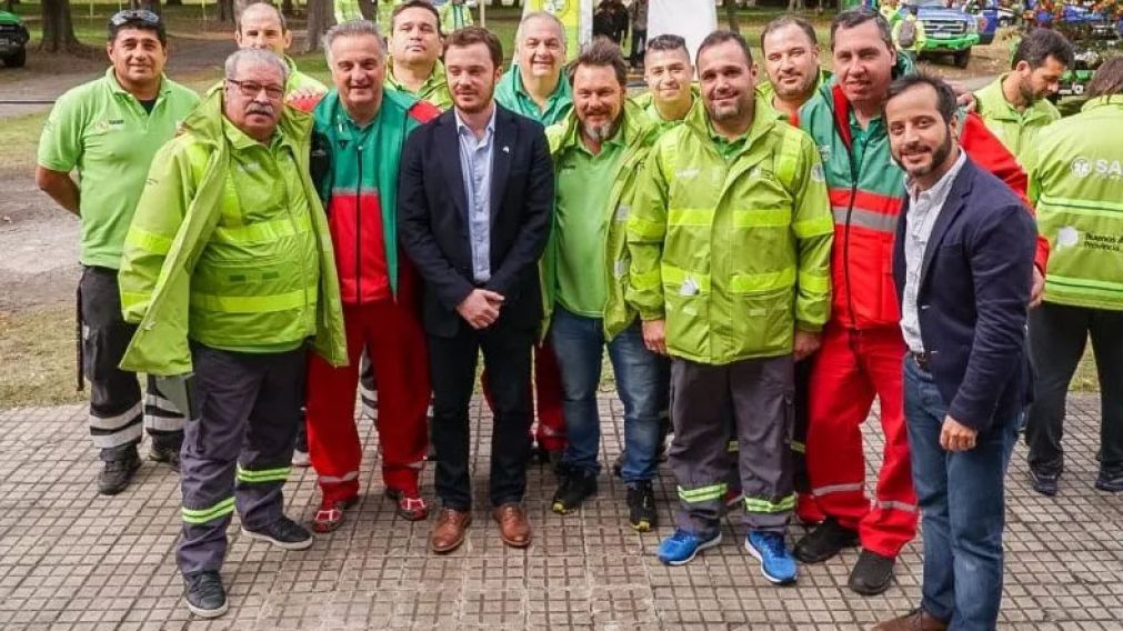 Alberto Crescenti junto a los conductores del SAME capacitados.