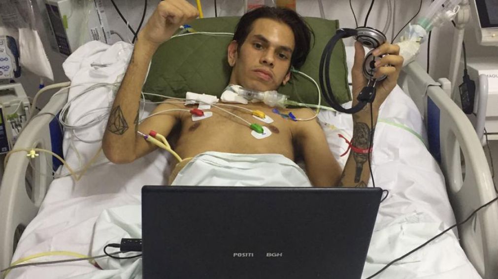 El joven de 19 años superó más de diez operaciones.