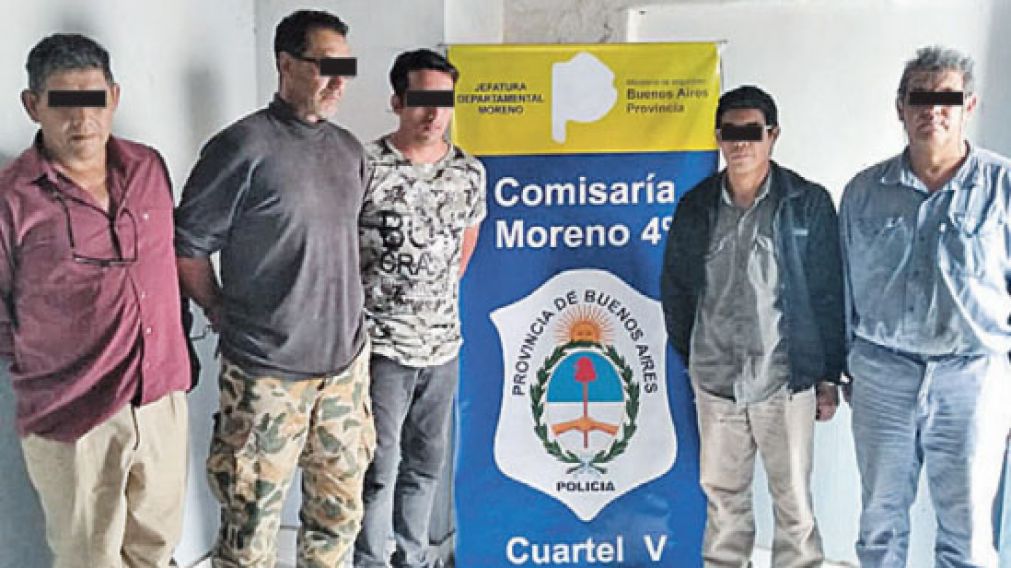 Estos son los cinco alba�iles detenidos por usurpaci�n y posesi�n de drogas.