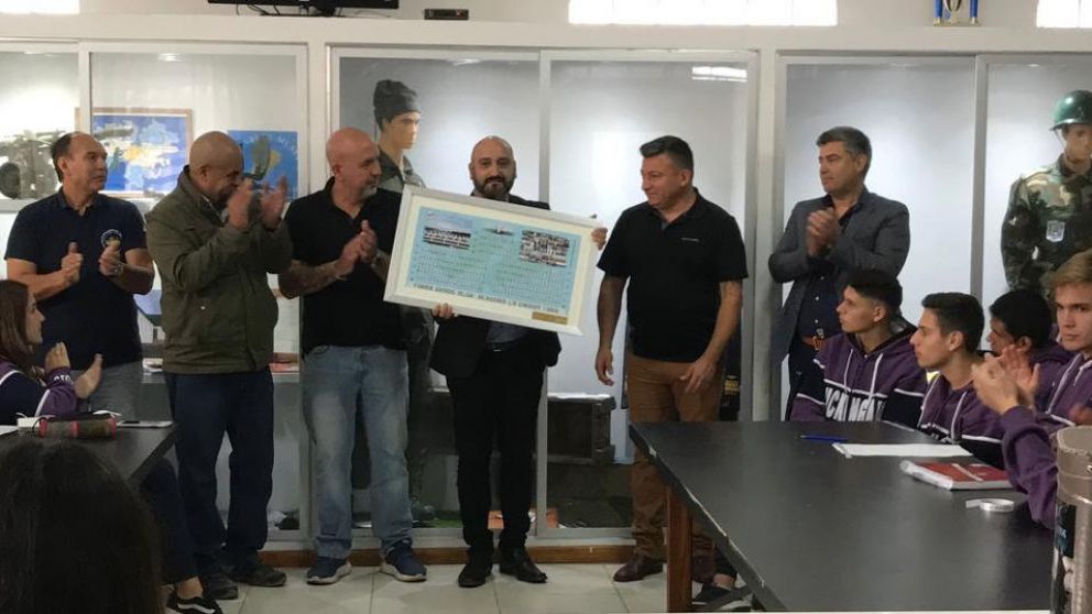 El director de diario Crónica, Alejandro Olmos, recibe el premio en el centro de veteranos de guerra de Quilmes.
