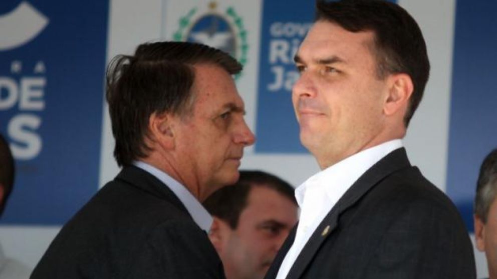 Bolsonaro padre e hijo, salpicados por la investigación sobre lavado de activos.