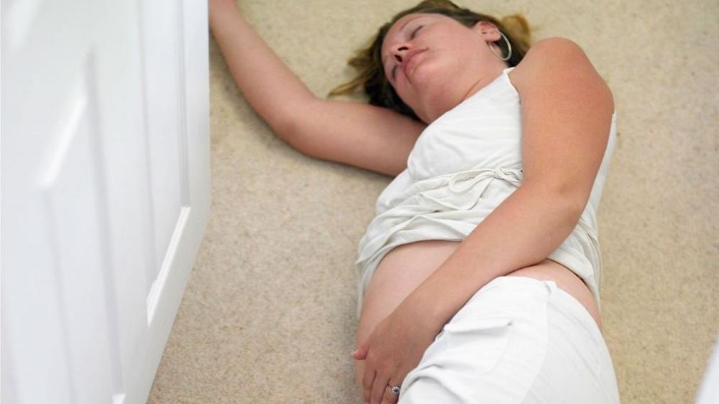 La mujer tenía un embarazo reciente y lo perdió por los golpes (Imagen ilustrativa)
