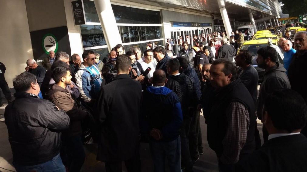 Taxistas protestan por "mal funcionamiento" del sistema de máquinas automáticas. (Twitter)