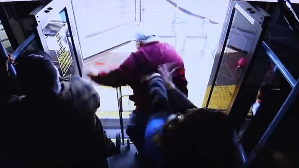 Video desgarrador: mujer empujó de colectivo a anciano con andador y lo mató