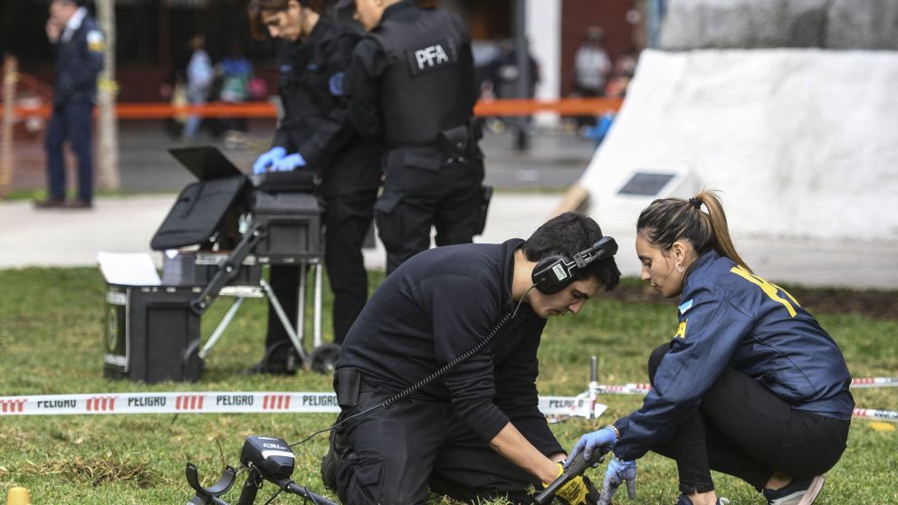 La policía buscó más balas y vainas en la zona del ataque (Télam).