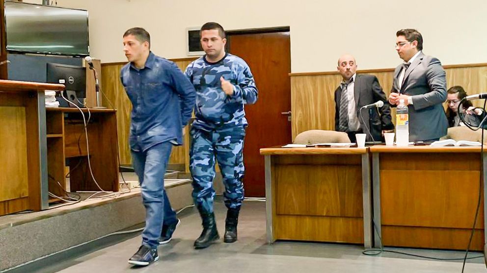 Ángel Saracho ingresa a la sala, acusado de matar a Mónica Garnica Luján.