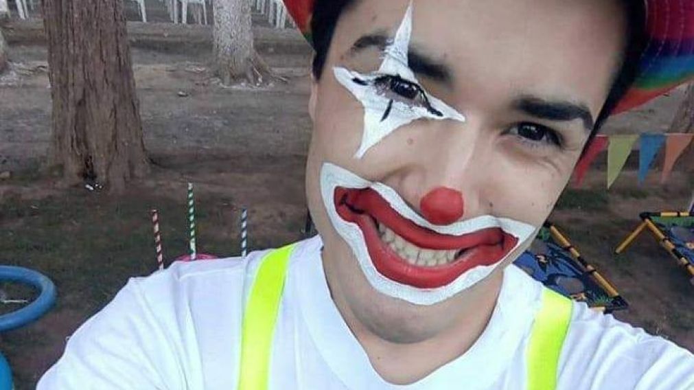 Cristian actuaba como payaso para entretener a menores.