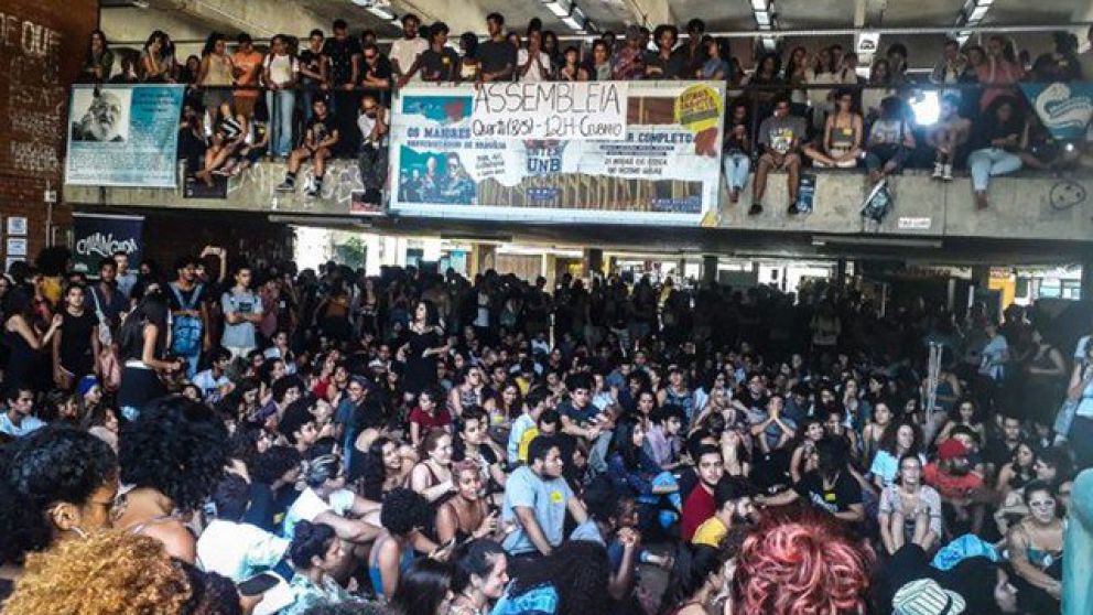 Escuelas en Brasil fueron a paro contra recortes a la educación. (Twitter)