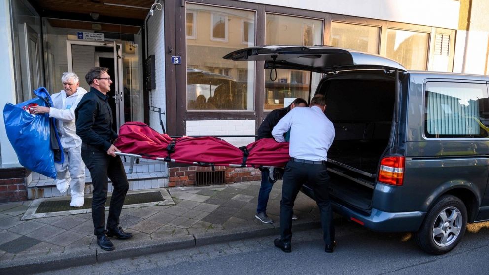 Investigaciones retiran uno de los cuerpos de las mujeres muertas en Gifhorn.