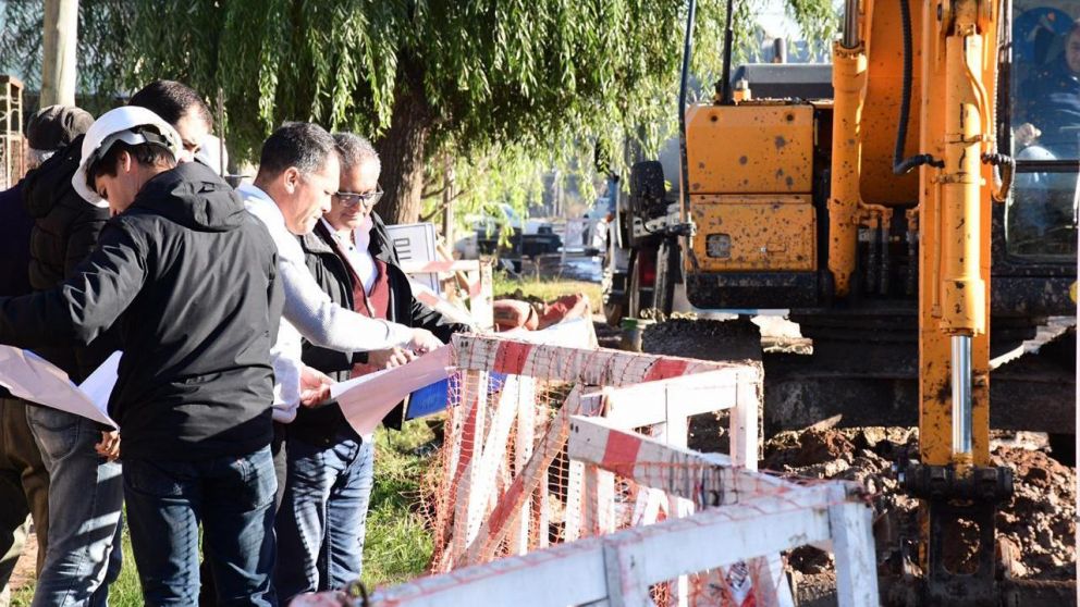 El intendente Walter Festa supervisando las obras.
