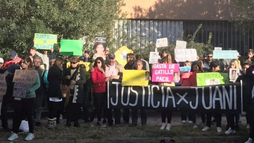Los vecinos piden justicia por el joven de 23 años fallecido.