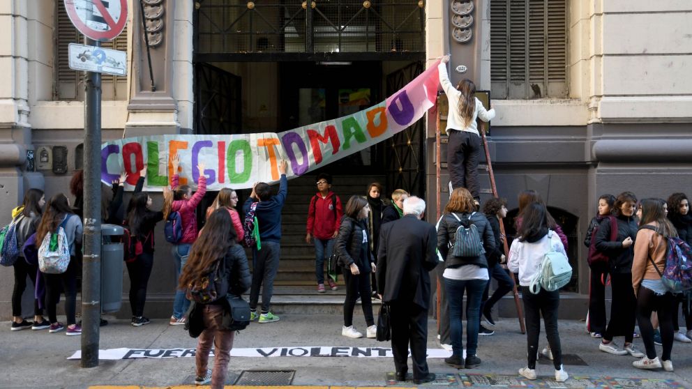 Colegio Carlos Pellegrini. Tomado nuevamente por una grave acusación a docente. (Télam)