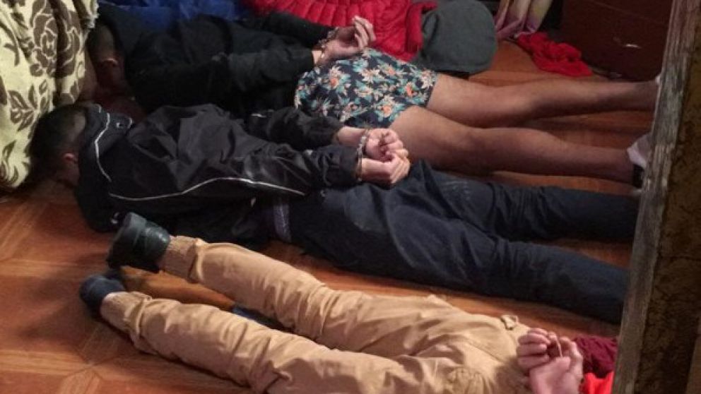 De esta manera fueron reducidos los ocupantes del inmueble.