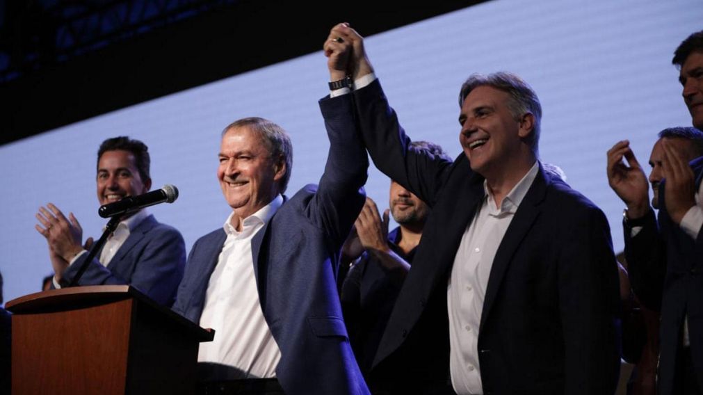 Schiaretti a la hora de emitir su voto advirti� que en la elecci�n �los de afuera� ser�an �de palo�. 