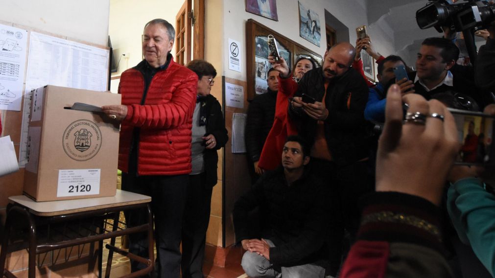 El candidato por Hacemos por Córdoba, poniendo el sobre en la urna (Télam).