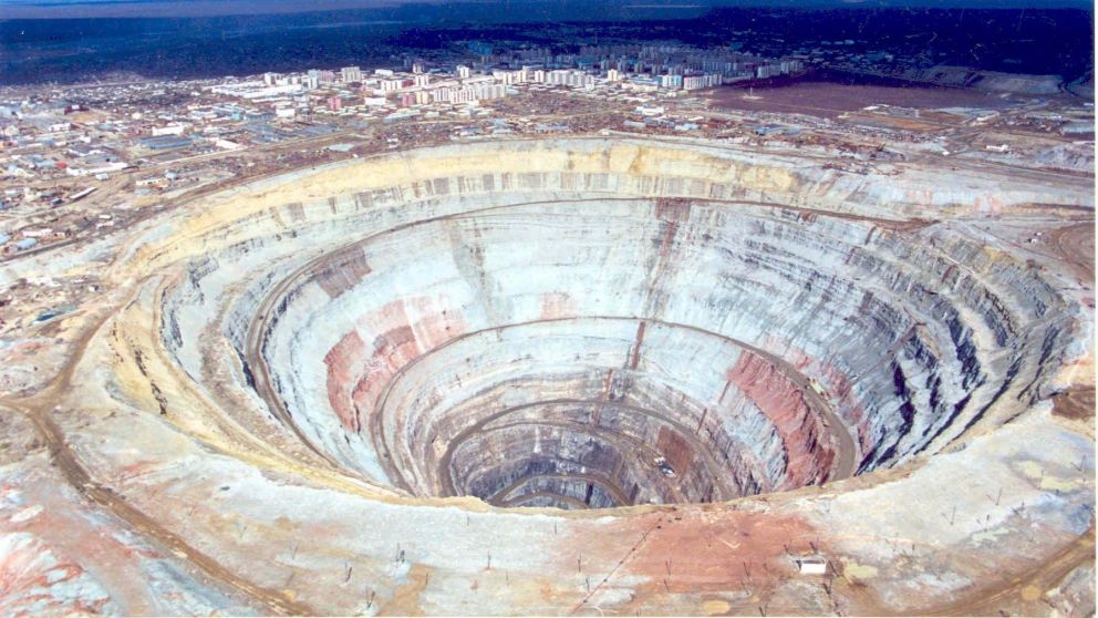 Vista de la abertura que se originó durante la excavación da una idea de lo que debió ser. Abajo, cómo se ve la nevada zona..