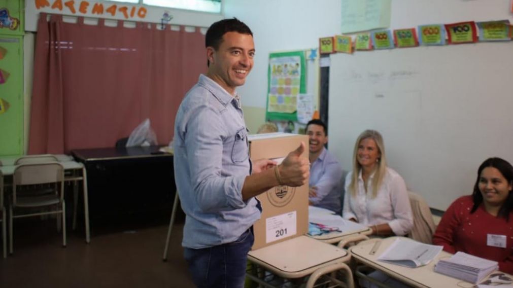 El candidato a intendente fue con toda su familia a votar.