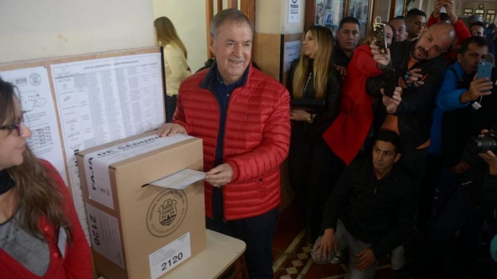 Schiaretti fue a votar al Instituto Villada de Córdoba (foto José Gabriel Hernández/gentileza de LaVoz).
