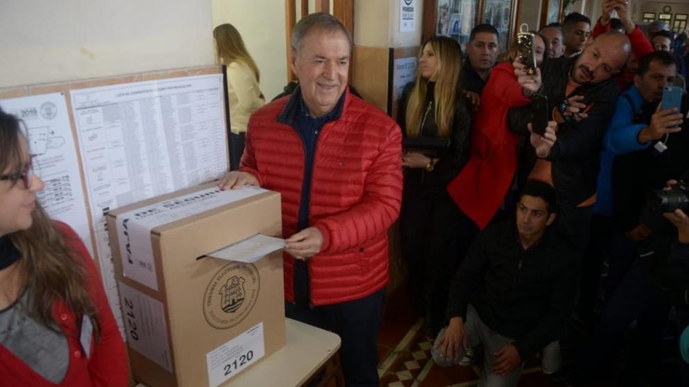 Schiaretti fue a votar al Instituto Villada de Córdoba (foto José Gabriel Hernández/gentileza de LaVoz).