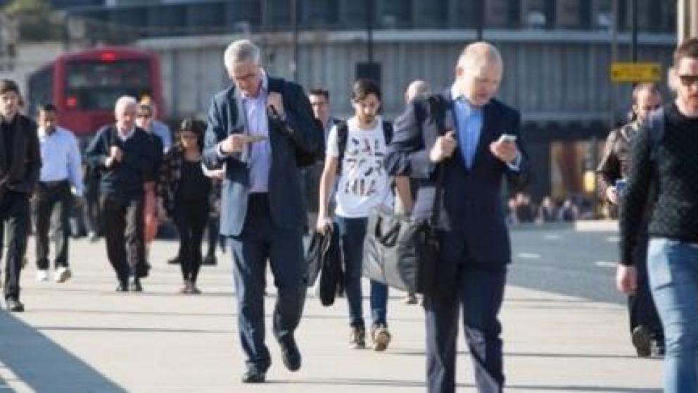 No solo al volante. Transeúntes sufren percances por mirar el celular.