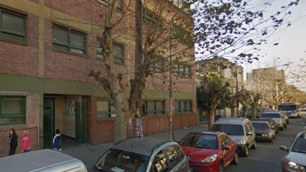El docente trabajaba en una escuela situada en la calle Salta. (Google Street View)