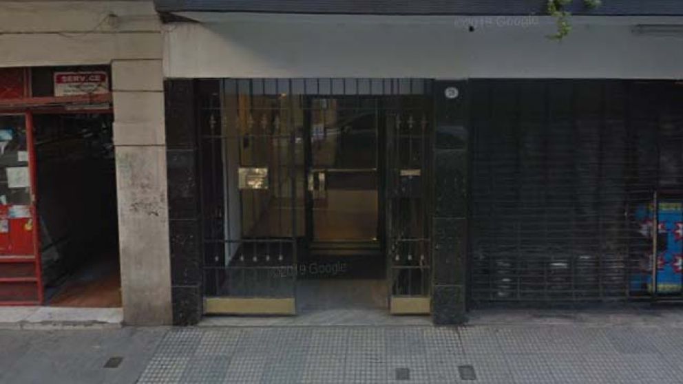En este edificio de la calle Montevideo al 76 encontraron un arma similiar a la del crimen. (Google Street View)