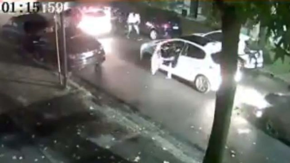 Así escapaban los malvivientes con el vehículo robado. (Captura de video)