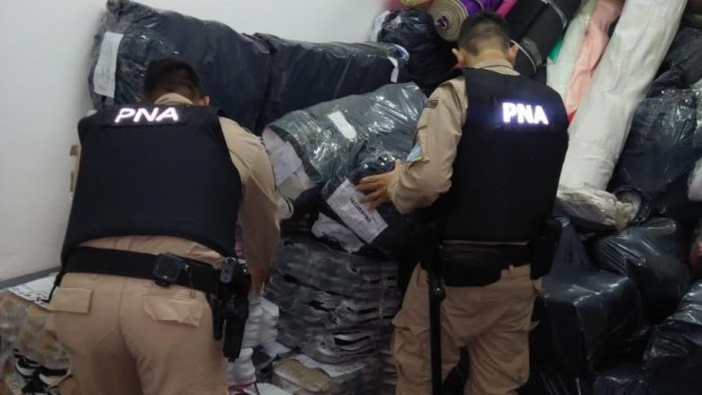 Personal de Prefectura decomisando el material.