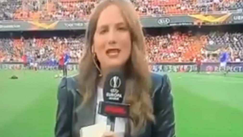 La periodista española sufrió un pelotazo mientras cubría el partido entre Valencia y Arsenal.