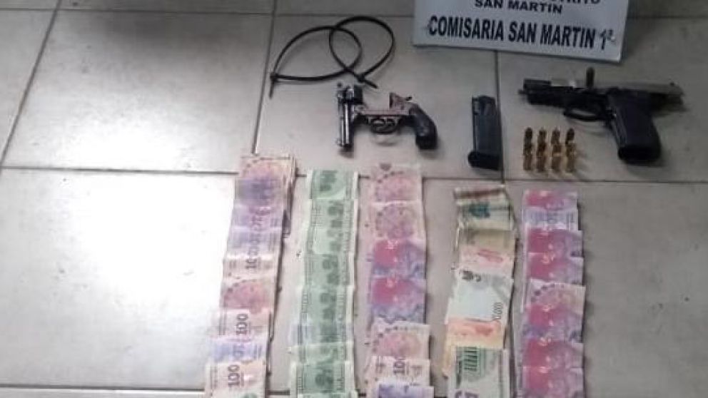 Algunos de los objetos incautados en poder del sujeto apresado.